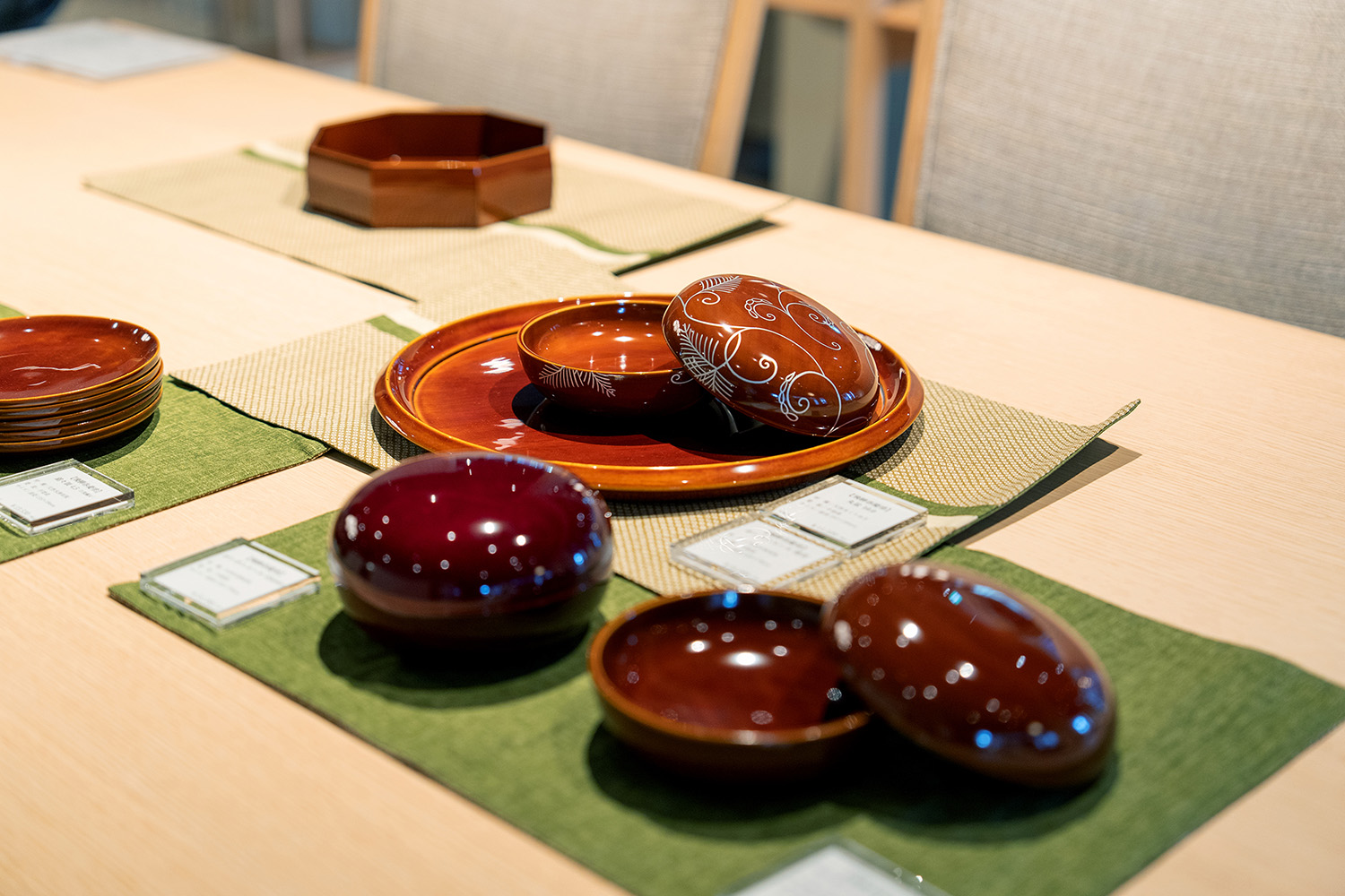 木の自然な木目を生かした透明な漆器 ｜ 飛騨春慶