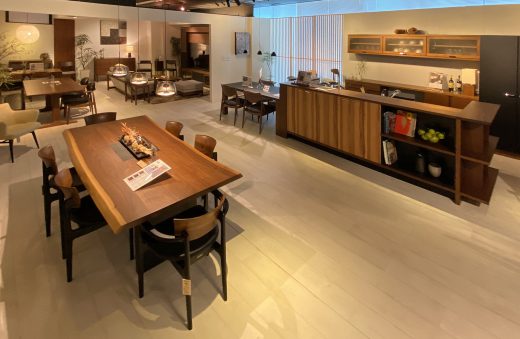 店内②ダイニング・リビングと具体的に想像頂けるようにと、シーンごとにそれぞれ展示しております。