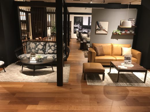 入り口すぐに2019年新作ソファと2018年新作ソファを展示しております。
