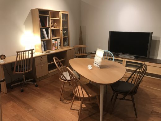 店内の奥には柏木工システムユニット【L.fromのデスクとTVボードを展示】収納家具などの打合せもこちらで致します。