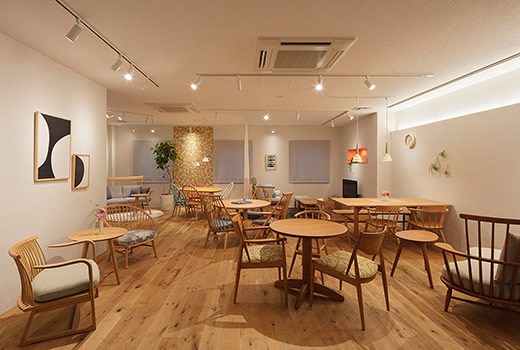 あたたかみのある木質家具の良さと使い心地を体感できるショールーム2階。