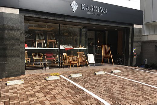 18時まで営業しています。店舗のすぐ前に専用駐車場も完備。
