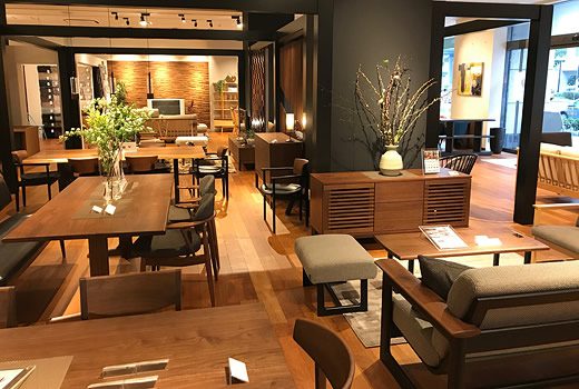 店内中央にはダイニングセットを展示。各シリーズのイスを座り比べ頂けます。
