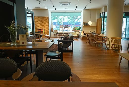 店内中央の展示ソファは【CHIC】シリーズのソファ。デザイン性としっかりとした掛け心地が人気です。